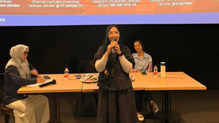 Narasumber seminar sosial yang digelar UT Jember sedang memaparkan materi ke peserta.