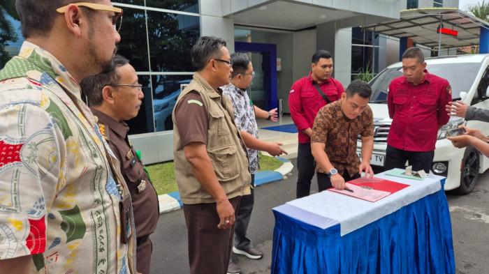 Kejari Bondowoso Kembalikan Barang Sitaan Kasus Kredit Fiktif