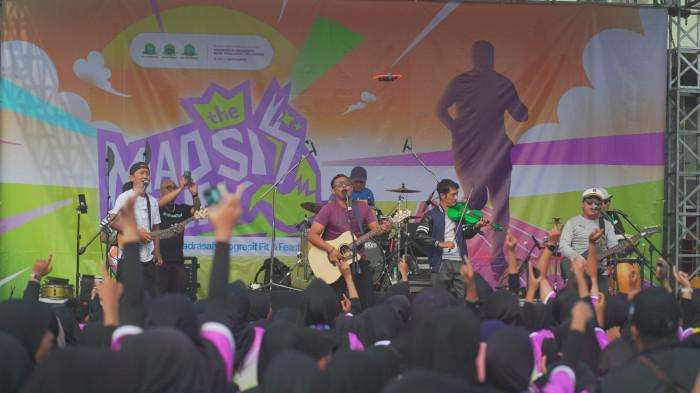 Penampilan grup musik Klantink menutup kegiatan Madrasah Progresif Fit & Feast Festival 2K25