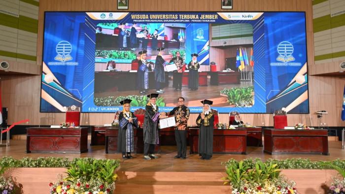 Penyerahan MOU antara Universitas Terbuka dan Pemerintah Kabupaten Bondowoso