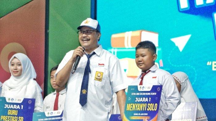 Pakai Seragam Sekolah, Gus Ipul Meriahkan Gebyar Hardiknas Pasuruan