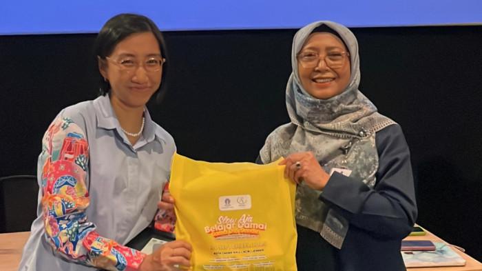 Peserta seminar sosial mendapat bingkisqn dari UT Jember.