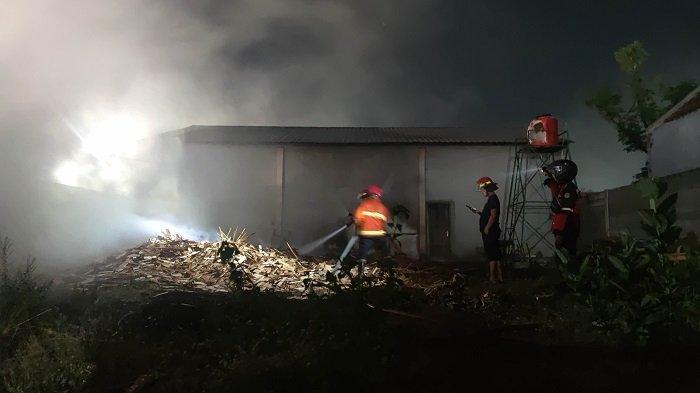 Gudang Kayu di Kota Probolinggo Terbakar