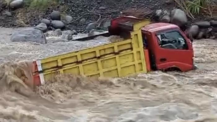 Truk Muat Batu Terjebak Banjir di Sungai Pancar Glagas Probolinggo yang Meluap