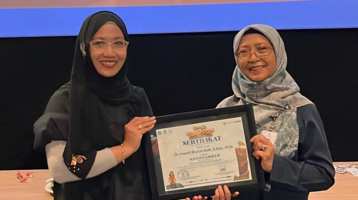 UT Jember beri sertifikat ke peserta seminar sosial