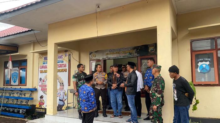 TURUN LANGSUNG: Wakil Bupati As'ad Yahya Syafi'i (baju Kropri), Ketua DPRD Ahmad Dhafir (jaket hitam) Kapolres Bondowoso AKBP Harto Agung Cahyono, serta Komandan Kpdim 0822 Letkol Arh Achmad Yani saat berdikusi di depan Mako Polsek Sempop Ijen, pada Senin (17/11/2025).