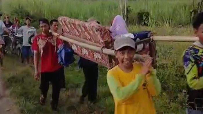 Viral Ibu Hamil Hendak Melahirkan Ditandu Warga Pakai Kursi Panjang di Bondowoso