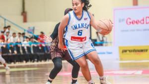 Aksi-Chantika-Arum-nomor-punggung-enam-saat-mencoba-drive-di-laga-DBL-Jember-2025.jpg