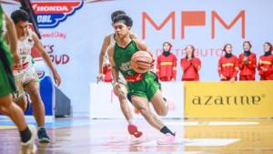 Aksi-Dimas-Dwi-Candra-nomor-punggung-lima-saat-melakukan-drive-di-DBL-Jember-2025.jpg