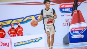 Aksi-Farras-Rizky-di-laga-SMKN-2-Probolinggo-versus-SMA-Dian-Harapan-Jember-dalam-DBL-Jember-2025.jpg