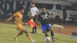 Aksi-pemain-baru-Persekabpas-Pasuruan-David-Rumakiek-saat-masih-memperkuat-Persib-Bandung.jpg