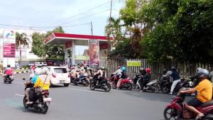 Antrean-BBM-SPBU-Ahmad-Yani-Jember.jpg
