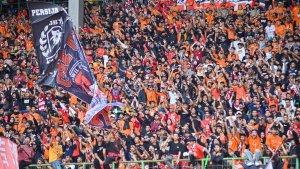 Atmosfer-Stadion-Patriot-Candrabhaga-yang-dipadati-fans-Persija-Jakarta-The-Jakmania.jpg