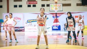 Aurel-Dwi-Aprilia-nomor-punggung-24-saat-melakukan-free-throw-di-DBL-Jember-2025.jpg