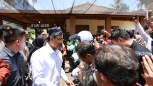BERBAGI-Mensos-Gus-Ipul-menyerahkan-helm-dan-jaket-kepada-ojek.jpg