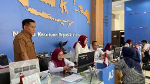 DIALIHKAN-Aktifitas-pelayanan-di-Kantor-Dispenduk-Jember.jpg