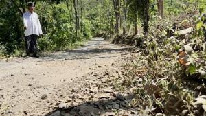 DIBANGUN-Saim-salah-satu-tokoh-masyarakat-Desa-Wonosunyo.jpg
