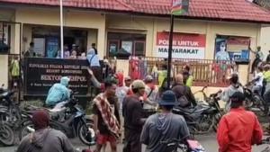 DIGERUDUK-Polsek-Ijen-dikabarkan-digeruduk-oleh-sejumlah-wargaSenin-17112025.jpg