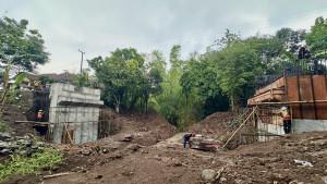 DIKEBUT-Pengerjaan-perbaikan-Jembatan-Karangjati-Singkir-di-Kecamatan-Wonorejo.jpg