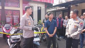 DIKEMBALIKAN-Kapolres-Jember-AKBP-Bobby-A-Condroputra-serahkan-sepeda-motor-kepada-korban.jpg