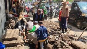 DIPERBAIKI-Proses-pekerjaan-trotoar-di-Jalan-Diponegoro.jpg