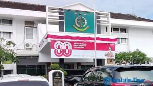 DIPERIKSA-Suasana-di-halaman-Kantor-Kejaksaan-Negeri.jpg