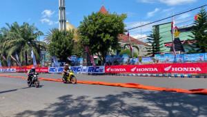Dua-orang-Pembalap-sedang-adu-skill-kecepatan-dalam-ajang-Bondowoso-Road-Race-Dandim-Cup-2025.jpg