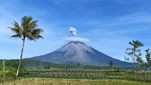 Gunung-Semeru-menujukkan-aktivitas-vulkanik-kendati-bertatus-Siaga-Minggu-1512022.jpg