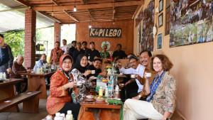 KOPI-GOMBENGSARI-Menteri-Sosial-dan-luhut-ngopi-di-gombeng.jpg