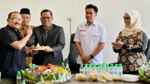 Ketua-DPRD-Kabupaten-Pasuruan-Samsul-Hidayat-memotong-tumpeng-saat-peresmian-gedung-baru.jpg