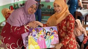 Ketua-DWP-KSOP-Panarukan-serahkan-bantuan-buku-bacaan-ke-PAUD-Melati-Panarukan-Situbondo.jpg