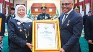 Ketua-Umum-Persatuan-Wartawan-Indonesia-PWI-Pusat-Akhmad-Munir-terima-lencana-kehormatan.jpg