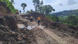 Kondisi-jalan-yang-longsor-di-JLS-Kelok-9.jpg