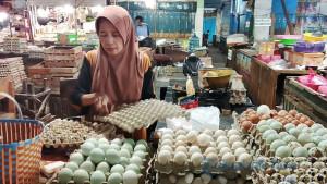 MAHAL-Siti-Juwariyah-Pedagang-telur.jpg
