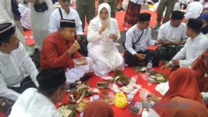 MAKAN-BERSAMA-Ratusan-santri-bersama-Bupati-Situbondo-Yusuf-Rio-Wahyu.jpg