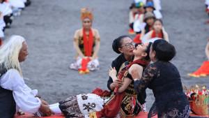 MERAS-GANDRUNG-Sebanyak-1400-penari.jpg