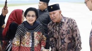 MH-Said-Abdullah-sambut-Ketua-Umum-PDI-Perjuangan-Megawati-Soekarnoputri-di-Bandara-Dhoho.jpg