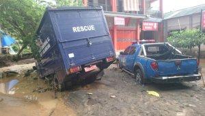 Mobil-kemensos-kena-air-bah-tulungagung.jpg