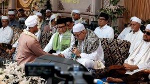 Muhaimin-Iskandar-menjadi-saksi-nikah-empat-santri-saat-menghadiri-Haul-di-Ponpes-Riyadlus-Solihin.jpg