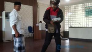 PAKAI-SARUNG-Salah-seorang-petugas-Satpol-PP.jpg