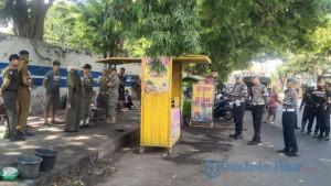 PENERTIBAN-Satpol-PP-Situbondo-tertibkan-PKL-di-trotoar-kota.jpg
