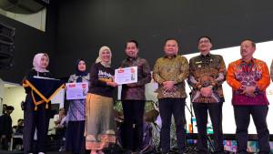 PENGHARGAAN-Bupati-Muhammad-Fawait-di-acara-temu-Pendidik-Nusantara-XI.jpg