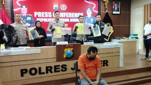 PENIPU-Tahfid-Rifai-saat-dihadirkan-di-Mapolres-Jember.jpg