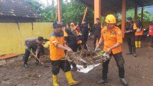Para-petugas-bahu-membahu-membersihkan-lumpur-banjir-bandang.jpg