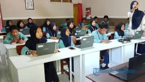 Para-siswa-ini-memanfaatkan-laptop-chromebook-untuk-kelas-digital.jpg