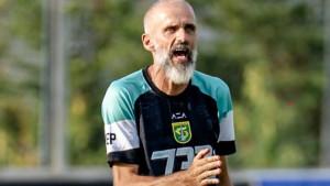 Pelatih-Persebaya-Eduardo-Perez-saat-memimpin-latihan-tim.jpg