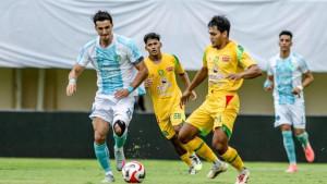 Pemain-PSBS-Biak-berebut-bola-dengan-pemain-Persebaya-Surabaya-Rachmat-Irianto.jpg