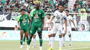 Pemain-Persebaya-Surabaya-Flavio-Silva-dan-pemain-Persija-Jakarta-Rizky-Ridho-bersiap-menyambut-bola.jpg