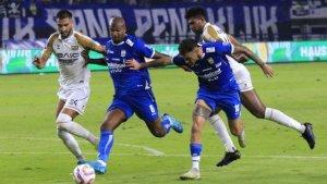 Pemain-Persib-Bandung-berusaha-menguasai-bola-dari-hadangan-pemain-Dewa-United-di-Liga-1.jpg