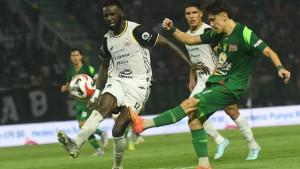 Pemain-Persija-Jakarta-Allano-Brendon-berduel-dengan-pemain-Persebaya-Surabaya-Francisco-Rivera.jpg